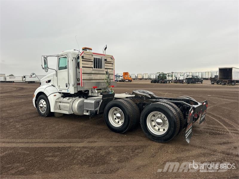 Peterbilt 384 Vetopöytäautot
