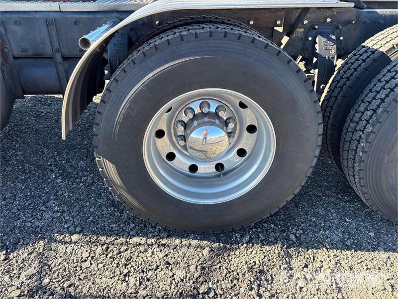 Peterbilt 384 Trekkers