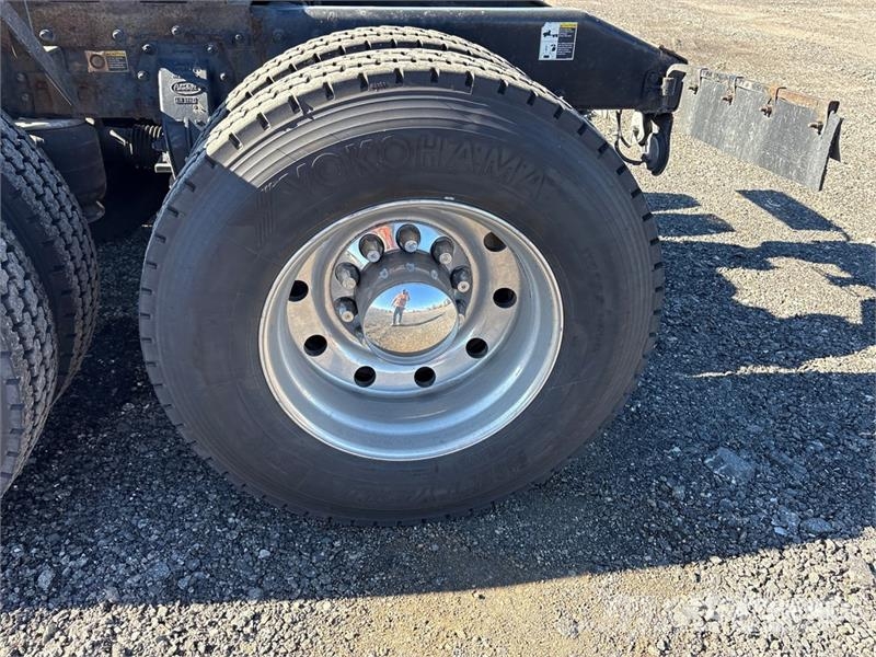 Peterbilt 384 Trekkers
