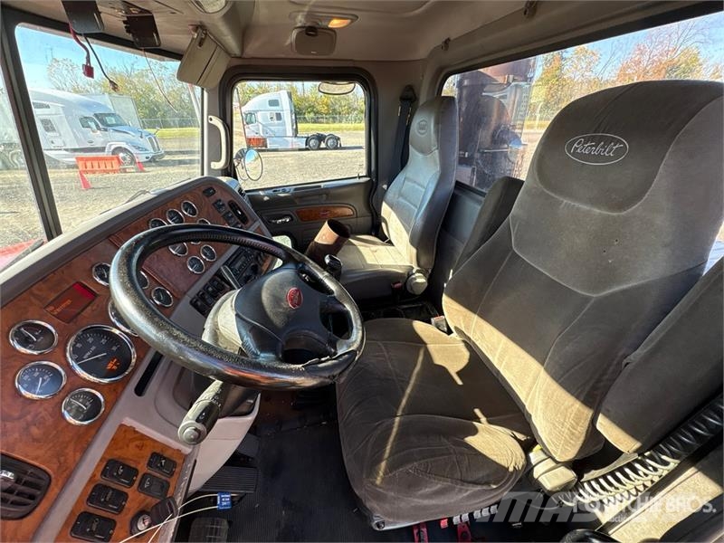 Peterbilt 384 Trekkers