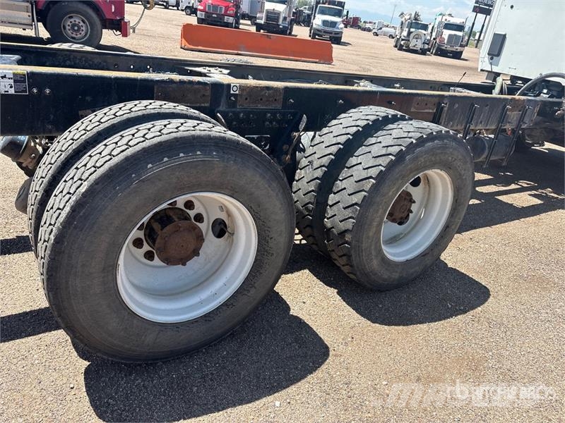 Peterbilt 567 4x2 Cab and Chassis (Inoperable) Cabins and interior
