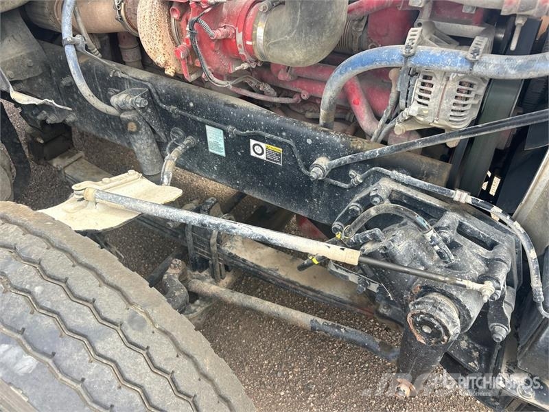 Peterbilt 567 4x2 Cab and Chassis (Inoperable) Cabins and interior