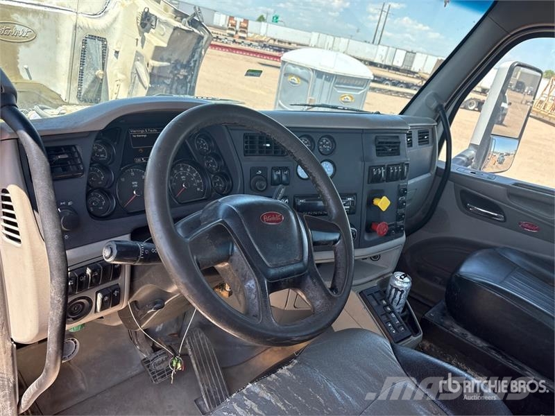 Peterbilt 567 4x2 Cab and Chassis (Inoperable) Cabins and interior