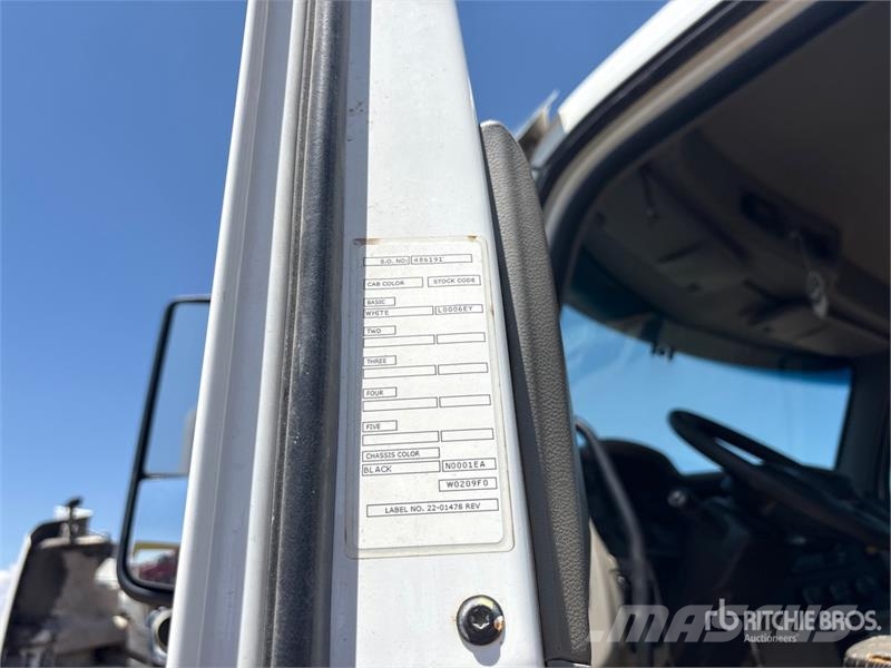 Peterbilt 567 4x2 Cab and Chassis (Inoperable) Cabins and interior