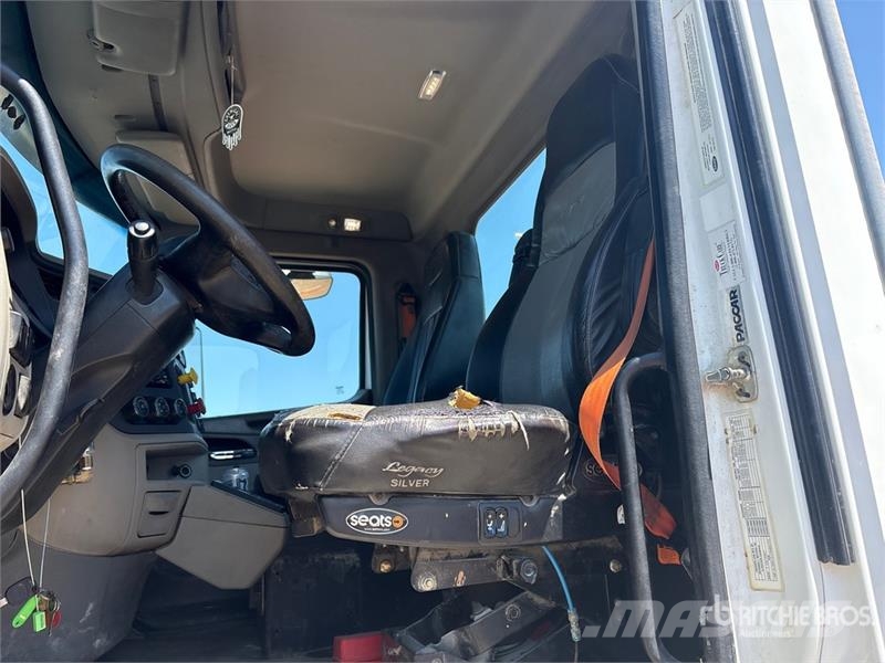 Peterbilt 567 4x2 Cab and Chassis (Inoperable) Cabins and interior