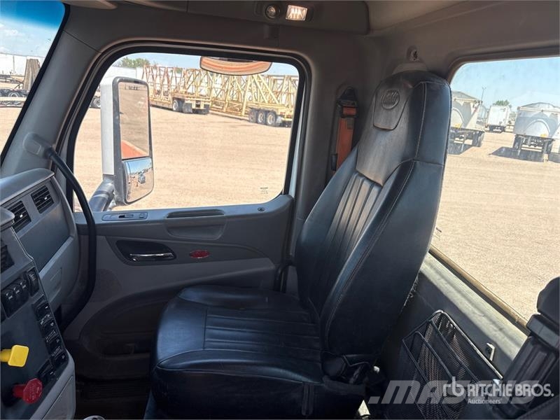 Peterbilt 567 4x2 Cab and Chassis (Inoperable) Cabins and interior