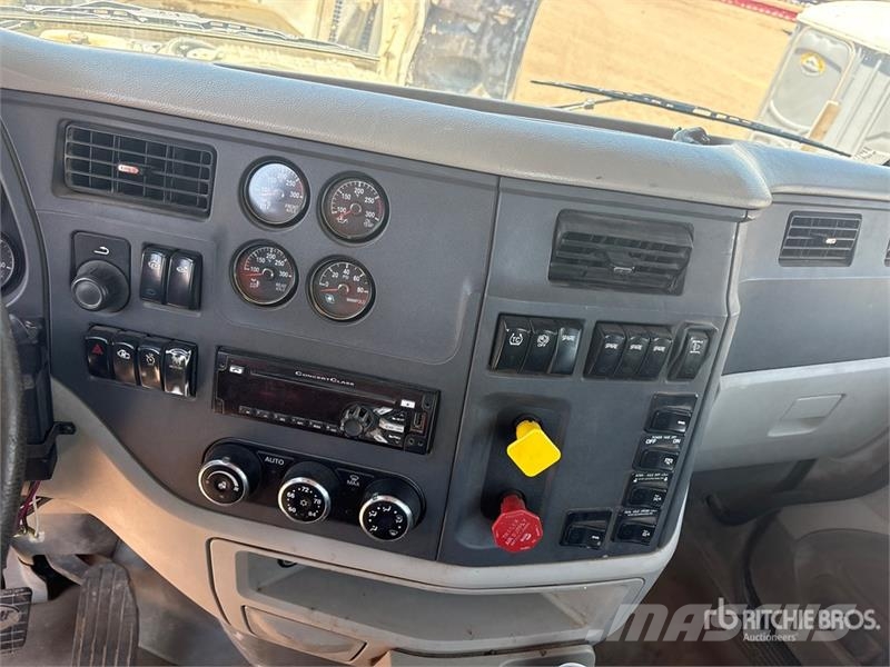 Peterbilt 567 4x2 Cab and Chassis (Inoperable) Cabins and interior