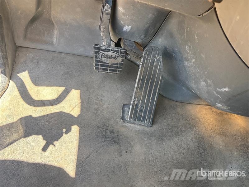 Peterbilt 567 4x2 Cab and Chassis (Inoperable) Cabins and interior