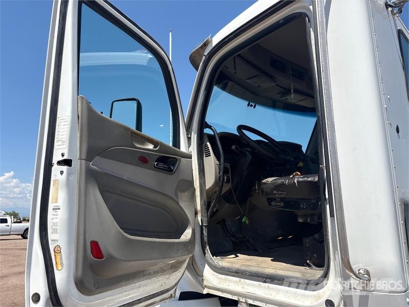 Peterbilt 567 4x2 Cab and Chassis (Inoperable) Cabins and interior