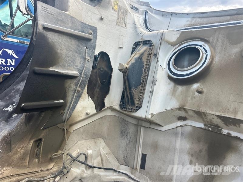Peterbilt 567 4x2 Cab and Chassis (Inoperable) Cabins and interior