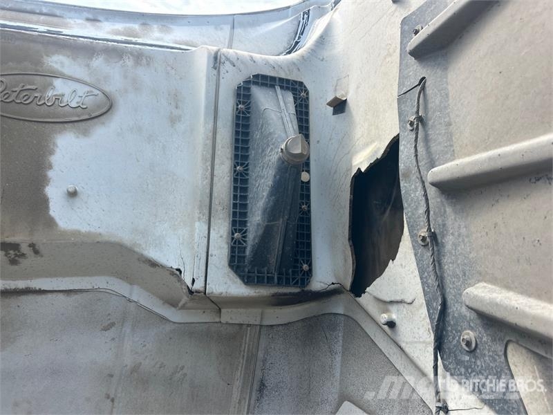 Peterbilt 567 4x2 Cab and Chassis (Inoperable) Cabins and interior