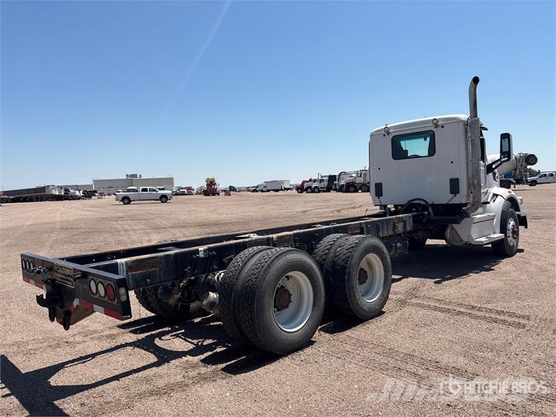 Peterbilt 567 4x2 Cab and Chassis (Inoperable) Cabins and interior