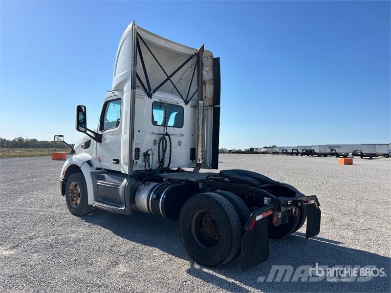 Peterbilt 579 4x2 S/A Day Cab Truck Tractor Motrici e Trattori Stradali