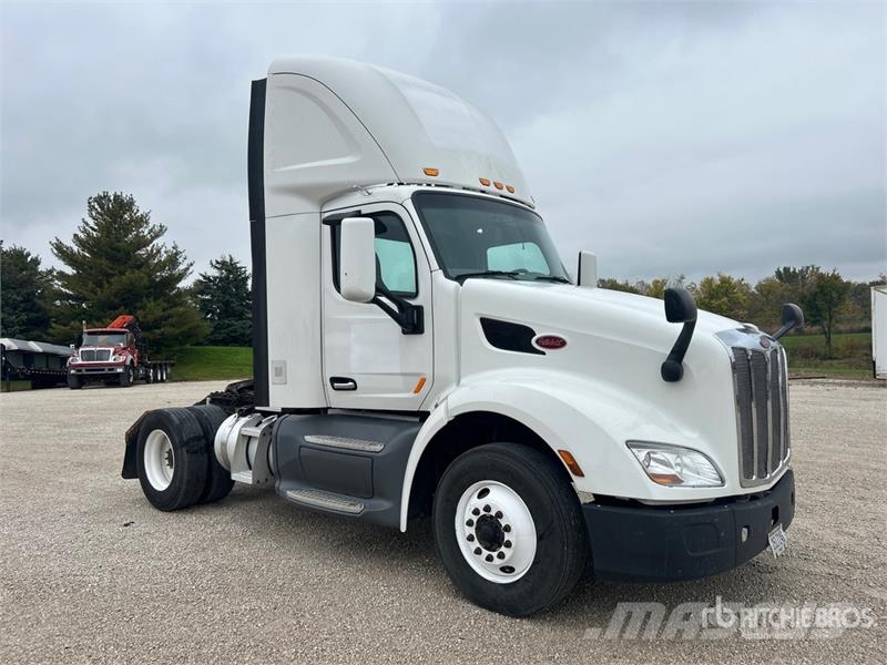 Peterbilt 579 4x2 S/A Day Cab Truck Tractor Cavalos mecânicos