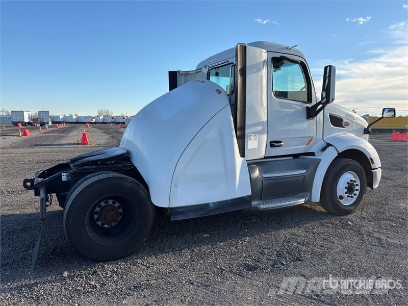 Peterbilt 579 4x2 S/A Day Cab Truck Tractor Prime Movers