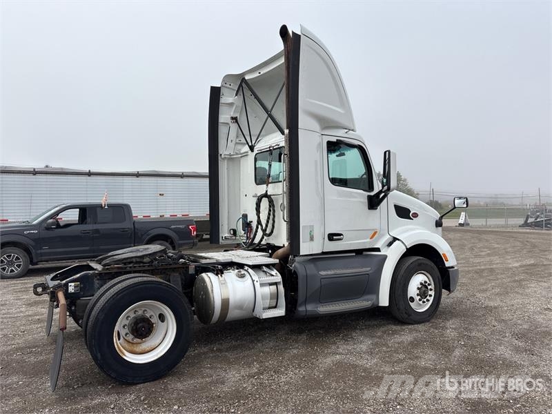 Peterbilt 579 4x2 S/A Day Cab Truck Tractor Vilcēji