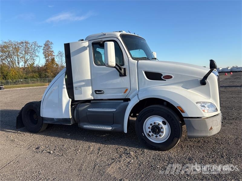 Peterbilt 579 4x2 S/A Day Cab Truck Tractor Prime Movers