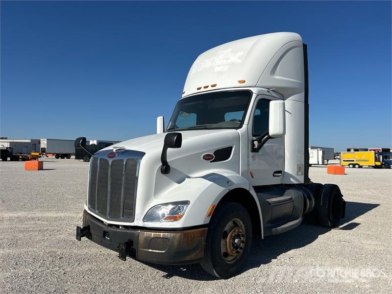 Peterbilt 579 4x2 S/A Day Cab Truck Tractor Motrici e Trattori Stradali