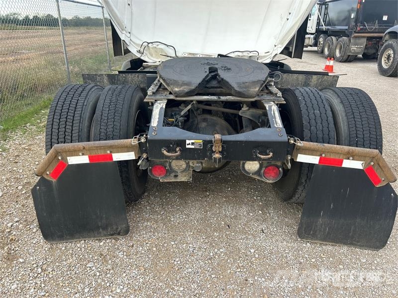 Peterbilt 579 4x2 S/A Day Cab Truck Tractor Tractor Units