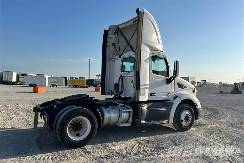 Peterbilt 579 4x2 S/A Day Cab Truck Tractor Ťahače