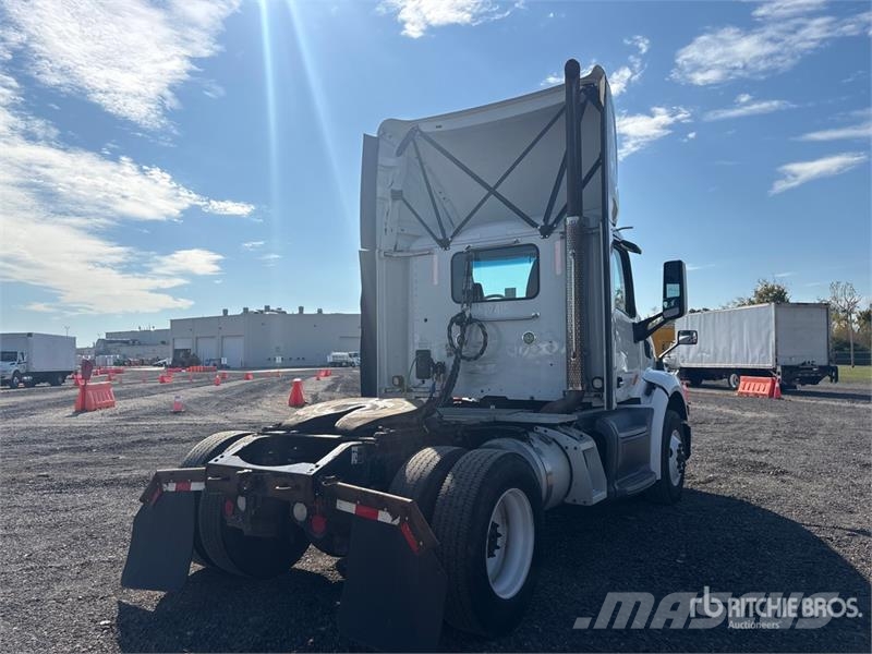Peterbilt 579 4x2 S/A Day Cab Truck Tractor Vlačilci