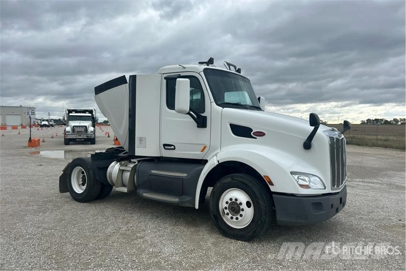 Peterbilt 579 4x2 S/A Day Cab Truck Tractor Tractor Units