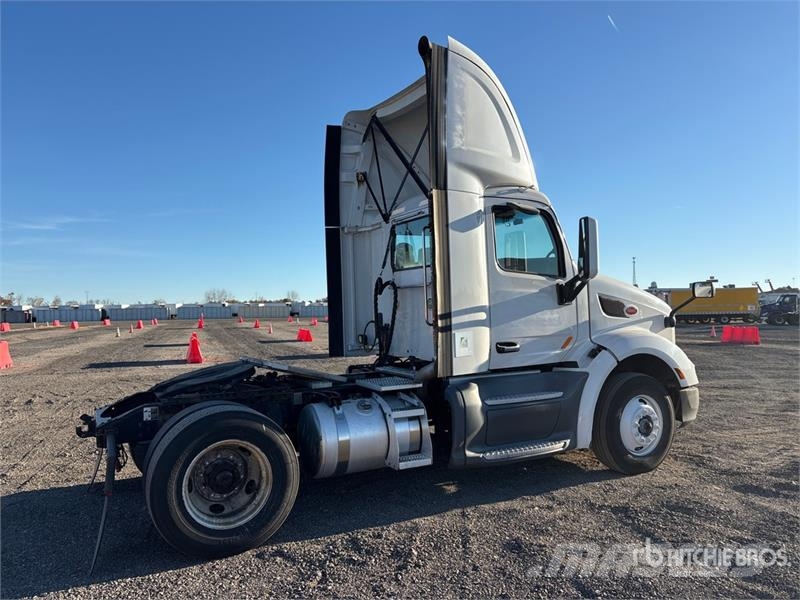 Peterbilt 579 4x2 S/A Day Cab Truck Tractor Tractor Units
