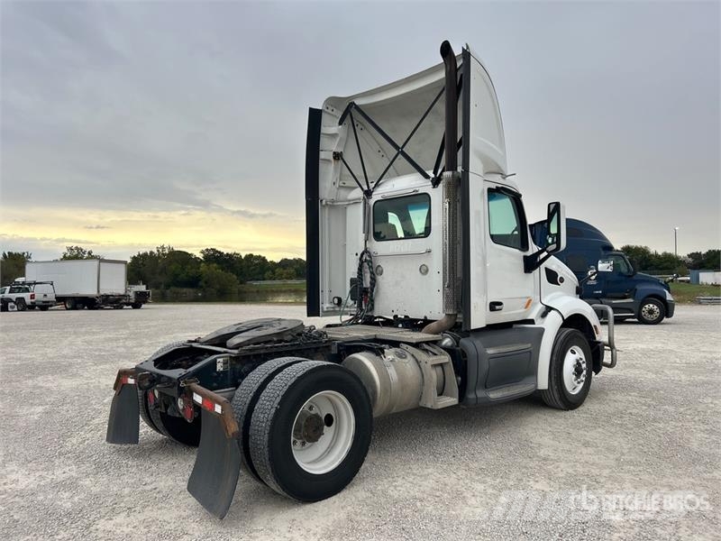 Peterbilt 579 4x2 S/A Day Cab Truck Tractor Vlačilci