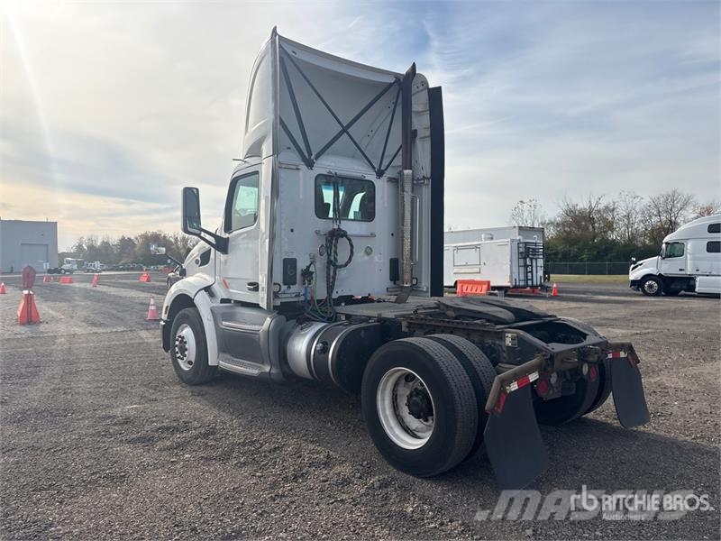 Peterbilt 579 4x2 S/A Day Cab Truck Tractor 트랙터 유닛