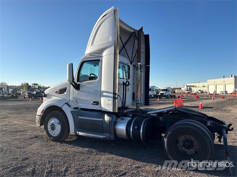 Peterbilt 579 4x2 S/A Day Cab Truck Tractor Tractor Units