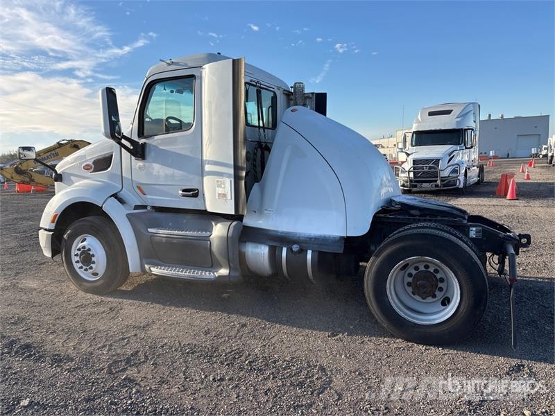 Peterbilt 579 4x2 S/A Day Cab Truck Tractor Prime Movers