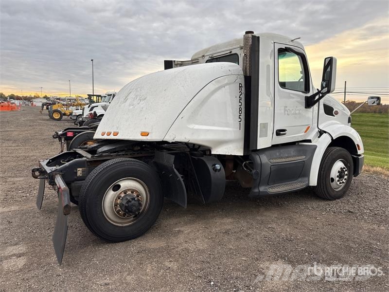 Peterbilt 579 4x2 S/A Day Cab Truck Tractor Truck Tractor Units