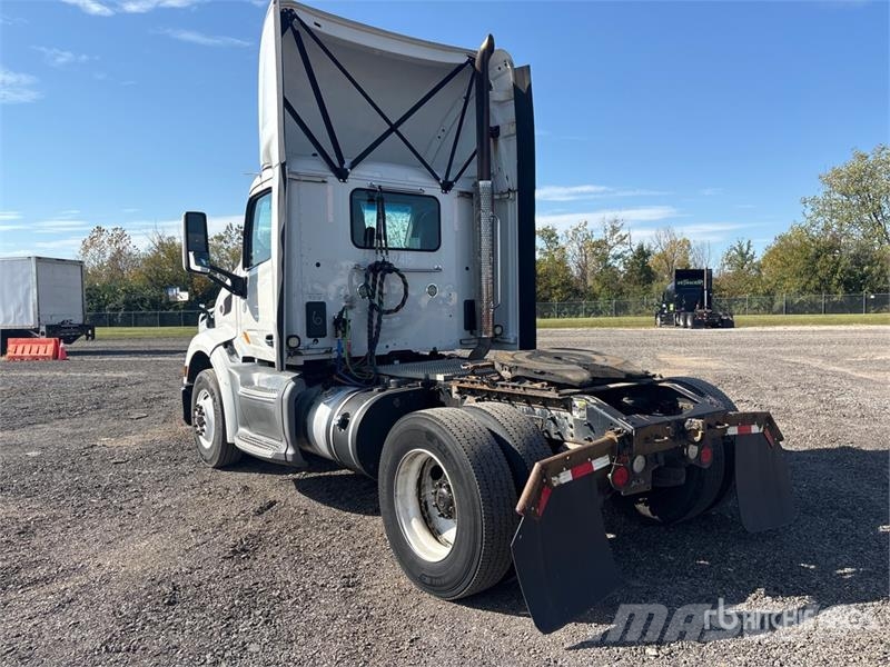 Peterbilt 579 4x2 S/A Day Cab Truck Tractor Vlačilci