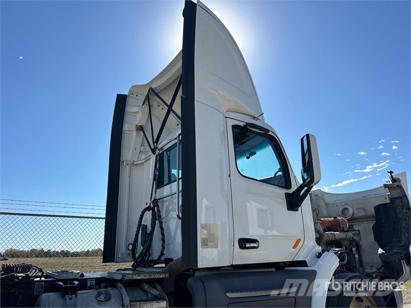Peterbilt 579 4x2 S/A Day Cab Truck Tractor Vlačilci