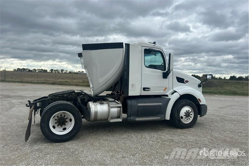 Peterbilt 579 4x2 S/A Day Cab Truck Tractor Tractor Units