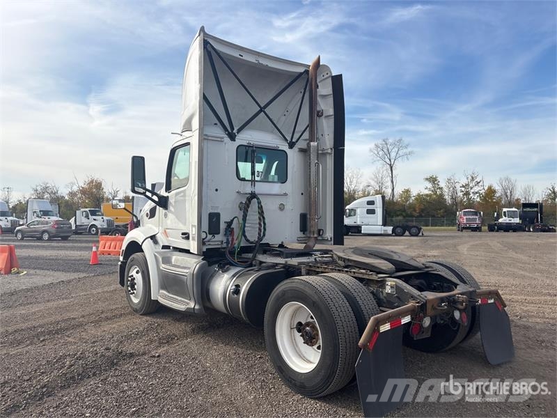 Peterbilt 579 4x2 S/A Day Cab Truck Tractor 트랙터 유닛