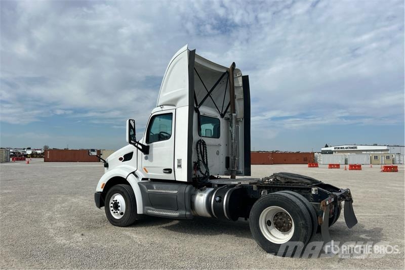 Peterbilt 579 4x2 S/A Day Cab Truck Tractor Dragbilar