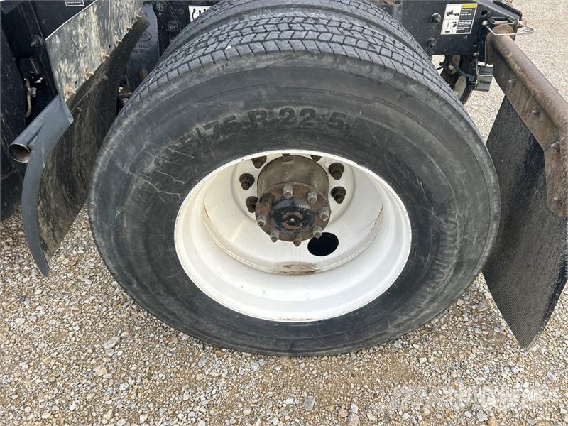 Peterbilt 579 4x2 S/A Day Cab Truck Tractor Tractor Units