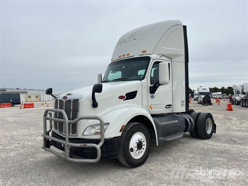 Peterbilt 579 4x2 S/A Day Cab Truck Tractor Vlačilci