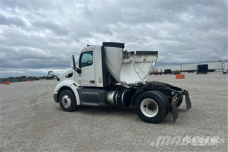 Peterbilt 579 4x2 S/A Day Cab Truck Tractor Tractor Units