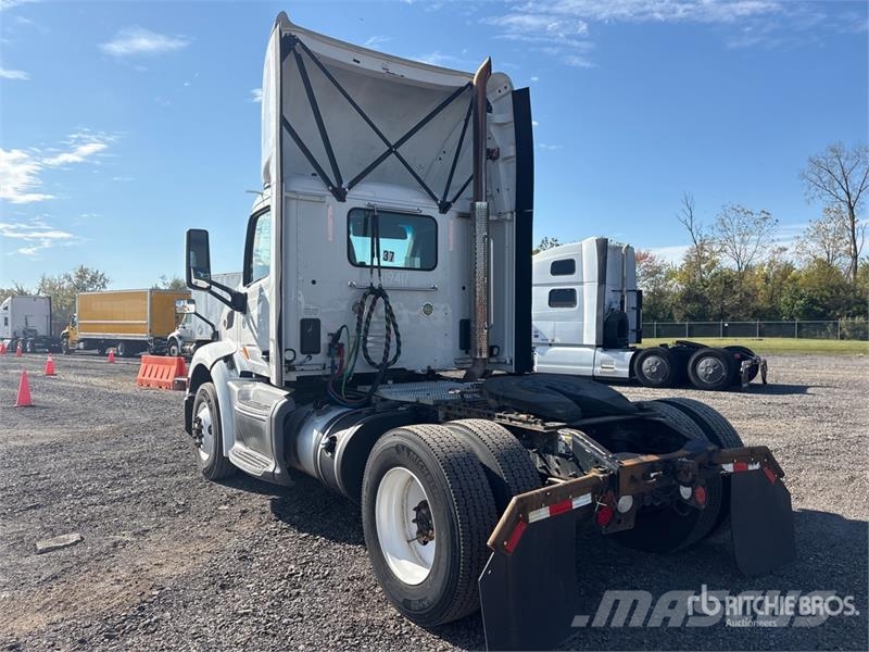 Peterbilt 579 4x2 S/A Day Cab Truck Tractor Vlačilci