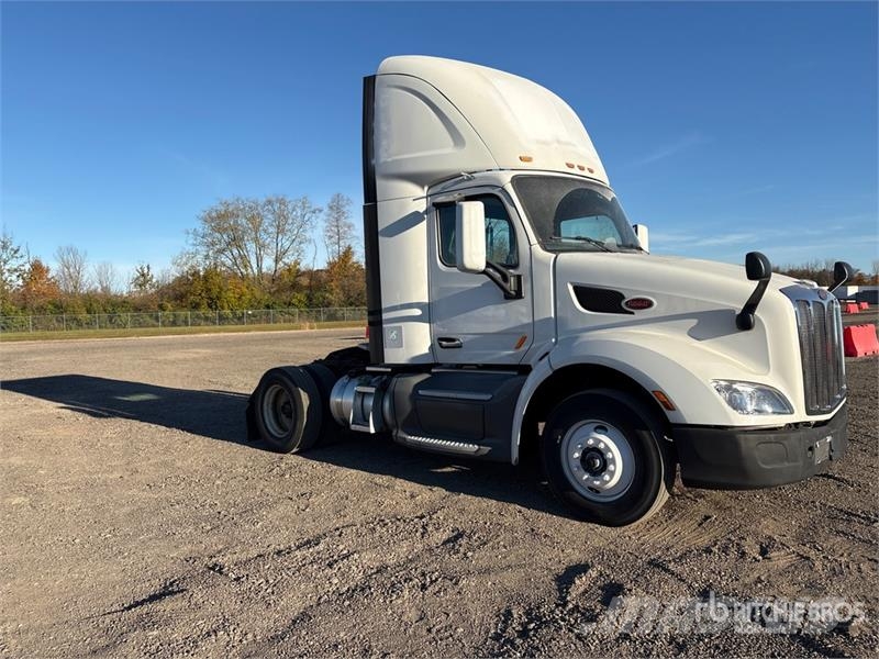 Peterbilt 579 4x2 S/A Day Cab Truck Tractor Tractor Units