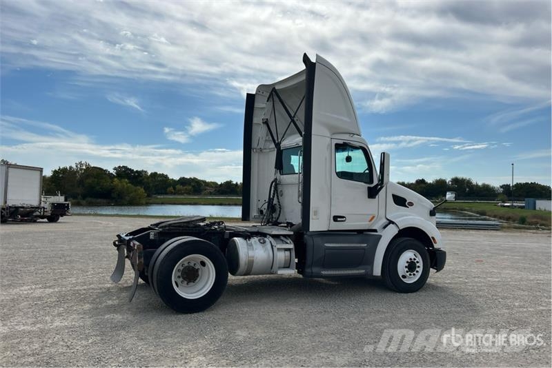 Peterbilt 579 4x2 S/A Day Cab Truck Tractor Dragbilar