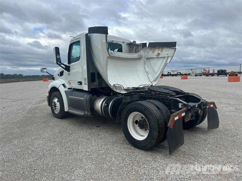 Peterbilt 579 4x2 S/A Day Cab Truck Tractor Vlačilci