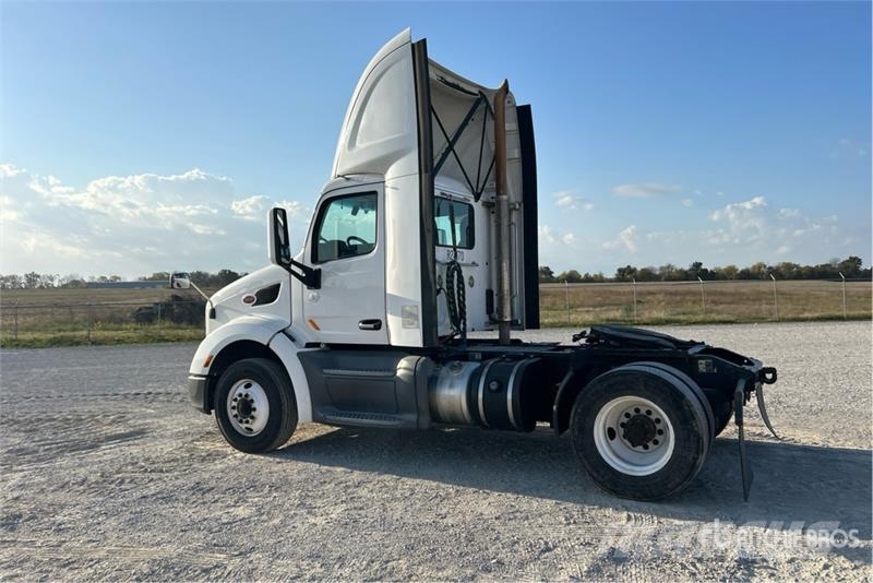 Peterbilt 579 4x2 S/A Day Cab Truck Tractor Ťahače