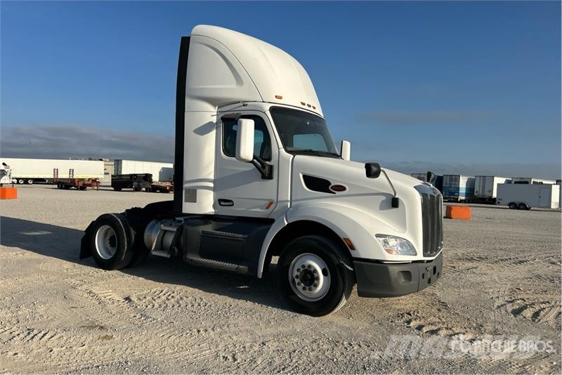 Peterbilt 579 4x2 S/A Day Cab Truck Tractor Ťahače