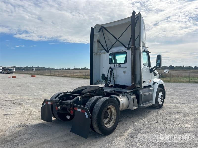 Peterbilt 579 4x2 S/A Day Cab Truck Tractor Ťahače