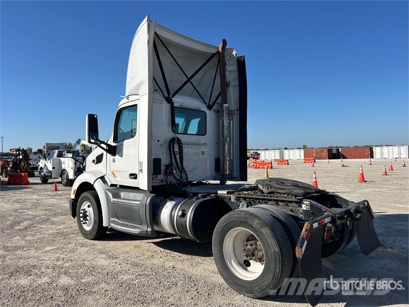 Peterbilt 579 4x2 S/A Day Cab Truck Tractor Nyergesvontatók