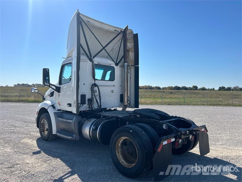 Peterbilt 579 4x2 S/A Day Cab Truck Tractor Tegljači