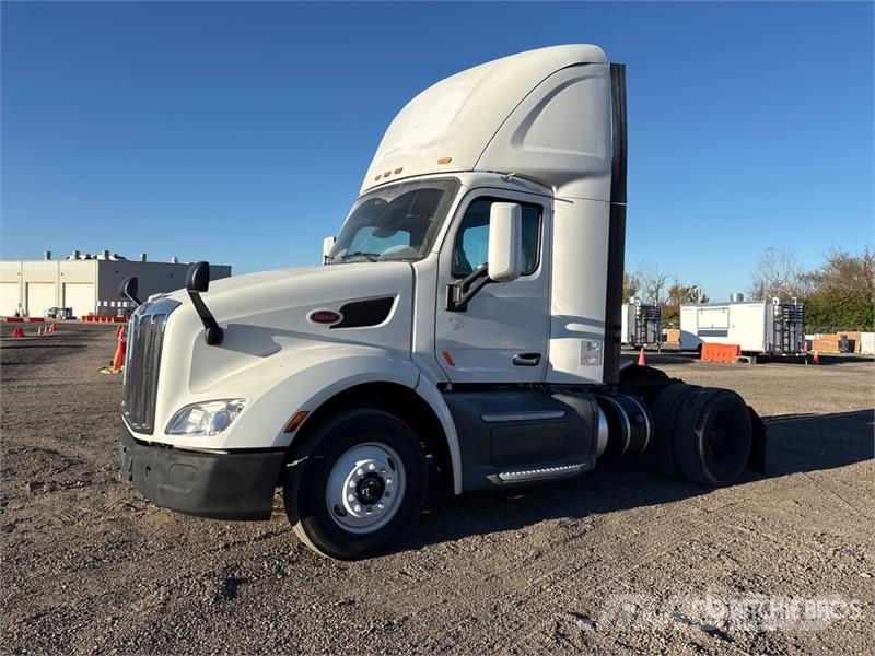 Peterbilt 579 4x2 S/A Day Cab Truck Tractor Tractor Units